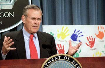 Δύσκολη και με διάρκεια η εκστρατεία κατά της τρομοκρατίας, διευκρινίζει ο Ράμσφελντ