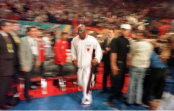 Ο Μάικλ Τζόρνταν δήλωσε ότι επιστρέφει στην ενεργό δράση