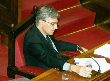 Διχάζει τη Βουλή το νομοσχέδιο για την αναδιάρθρωση του ΟΑΕΔ