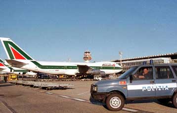 Σε 2.500 απολύσεις και περικοπές στο στόλο της προχωρά η Alitalia