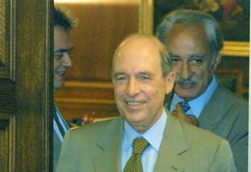 Δεν θα περικοπούν οι κοινωνικές δαπάνες, διαβεβαιώνει ο πρωθυπουργός