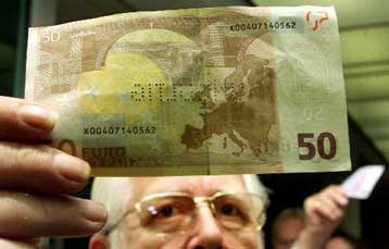 Βελτιώνεται η ενημέρωση των Ευρωπαίων πολιτών για το ευρώ – Τελευταίοι στη λίστα οι Έλληνες