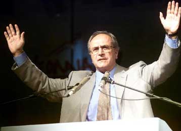 Καθαρή στάση απέναντι στις ΗΠΑ ζήτησε από τους Ευρωπαίους ο πρόεδρος του ΣΥΝ