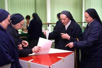 Τους εκπροσώπους τους εκλέγουν οι Πολωνοί – Φαβορί ο συνασπισμός των πρώην κομουνιστών