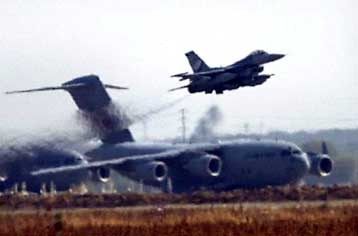 Αμερικανικά στρατιωτικά αεροπλάνα πιθανώς και στο Ουζμπεκιστάν – Τηλεφωνική επικοινωνία Πούτιν-Μπου