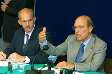 Η ΟΝΕ εξασφαλίζει την οικονομική σταθερότητα μετά τα τρομοκρατικά χτυπήματα, λέει ο Κ.Σημίτης