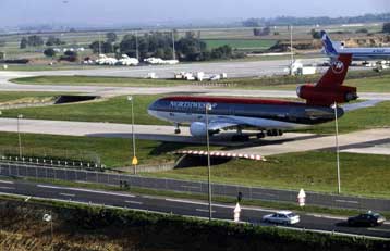 Σε 10.000 απολύσεις θα προχωρήσει η Northwest Airlines