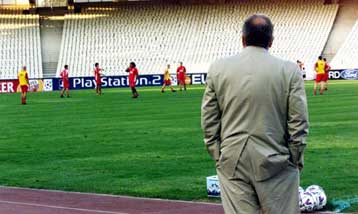 Ο Σ. Κόκκαλης στην προπόνηση του Ολυμπιακού