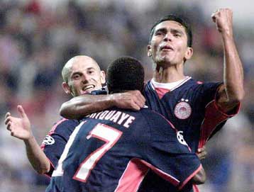 «Ερυθρόλευκοι» πανηγυρισμοί στο «Ελ.Βενιζέλος» για την επιστροφή του Ολυμπιακού