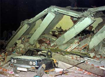 Τουλάχιστον δύο νεκροί και 17 τραυματίες από την κατάρρευση ξενοδοχείου στην Κωνσταντινούπολη