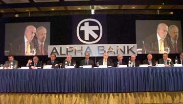 «Φθηνό» χρήμα και αρνητικές αποδόσεις, καθώς οι εμπορικές τράπεζες μειώνουν τα επιτόκια