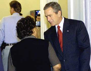 Τη γενναιότητα και την αυτοθυσία των πολιτών μπροστά στην καταστροφή επαίνεσε ο Μπους