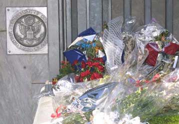 Λουλούδια στην αμερικανική πρεσβεία ως φόρος τιμής στα θύματα της 11ης Σεπτεμβρίου