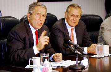 Η επιχείρηση θα γίνει έστω κι αν παραδοθεί ο Μπιν Λάντεν, προανήγγειλε ο Ράμσφελντ