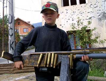 Το ΝΑΤΟ έχει συγκεντρώσει μέχρι στιγμής 2.481 όπλα από τους Αλβανούς αντάρτες