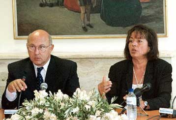 Συμφωνία για τη μεταρρύθμιση της Δημόσιας Διοίκησης υπέγραψαν η Β.Παπανδρέου και ο Μ.Σαπέν