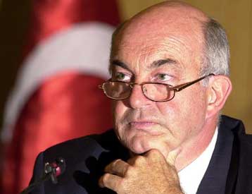 Καμία αλλαγή στους μακροικονομικούς στόχους για το 2001, διαβεβαιώνει ο Κ.Ντερβίς