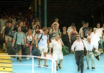 Πρόσκρουση πλοίου κοντά στη Μύκονο – Σώοι οι επιβάτες