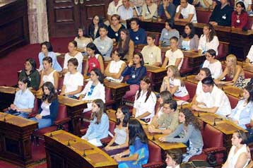 Υποβάθμιση του δημόσιου σχολείου και αύξηση της παραπαιδείας διαπιστώνουν οι έφηβοι βουλευτές