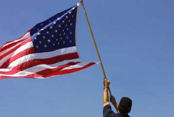 «Είμαστε σε πόλεμο» ξεκαθαρίζει ο Μπους και ζητά ετοιμότητα από το στρατό, θυσίες από το λαό