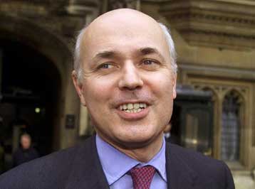 Ο Ίαν Ντάνκαν Σμιθ αναλαμβάνει τα ηνία του Συντηρητικού Κόμματος της Βρετανίας