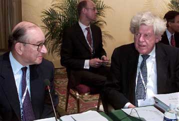 Σε νέες «ενέσεις» ρευστότητας προχωρούν οι κεντρικές τράπεζες