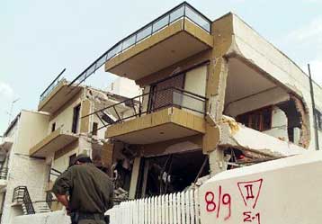 Τις πρώτες κατοικίες στους σεισμοπλήκτους των Ανω Λιοσίων παρέδωσε ο πρωθυπουργός