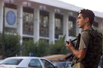 Έκτακτα μέτρα σε ολόκληρη τη χώρα για την προστασία πιθανών στόχων