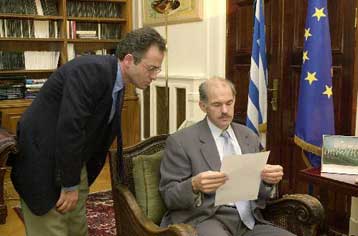 Δεν υπάρχουν πληροφορίες για θύματα Έλληνες  στις ΗΠΑ, διαβεβαιώνει το ΥΠΕΞ