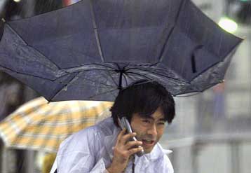 Τουλάχιστον πέντε άτομα έχασαν τη ζωή τους από τη θεομηνία που έπληξε την Ιαπωνία