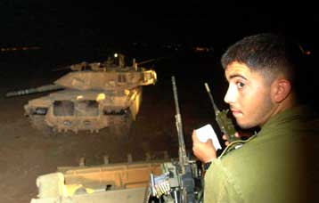 Ισραηλινά άρματα μάχης έξω από την Τζενίν στη Δ.Όχθη – Δύο Ισραηλινοί νεκροί σε ενέδρα