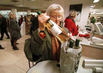 Το αλκοόλ ωφελεί και παράλληλα βλάπτει τον εγκέφαλο