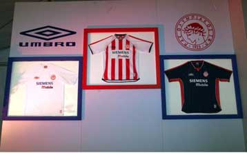 Ο Σ. Κόκκαλης στην προπόνηση του Ολυμπιακού, σε ένδειξη συμπαράστασης