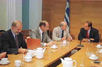 Συνάντηση με το προεδρείο του ΣΕΒ είχε ο Καραμανλής