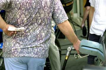 Κατά 7 δρχ. ακριβότερη η βενζίνη, κατά 3 δρχ. το πετρέλαιο κίνησης