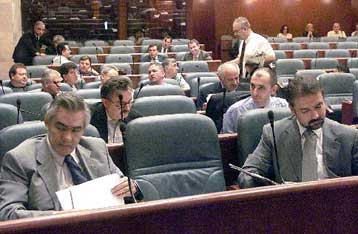 Στα άδεια έδρανα της Βουλής της ΠΓΔΜ αντηχούσε ο μονόλογος Γκεοργκιέφσκι