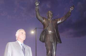 Παρουσία Τσοχατζόπουλου τα αποκαλυπτήρια του ανδριάντα του Ανδρέα Παπανδρέου