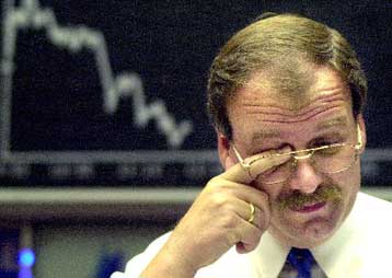 Στο χαμηλότερο επίπεδο των τελευταίων 23 μηνών υποχωρεί ο DJ Europe Stoxx 50 τη Δευτέρα