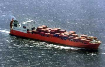 Δύο πολεμικά πλοία «απεγκλωβίζουν» από τη θάλασσα τους πρόσφυγες του Tampa