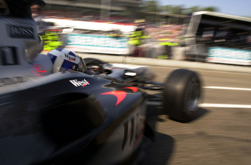 Επαναστατικό κινητήρα ετοιμάζει η McLaren για το 2002