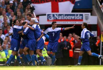 Η Ελλάδα κατάφερε να καρδιοχτυπήσει την Αγγλία, που πήρε τελικά το 2-2 και την πρόκριση στο Μουντιά