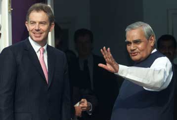 Στόχος της επίθεσης οι Ταλεμπάν, εάν δεν παραδώσουν τον Μπιν Λάντεν, προειδοποιεί ο Μπλερ