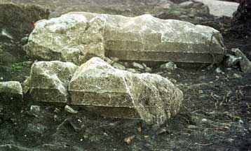 Δύο κολοσσιαία αγάλματα έκρυβε το θέατρο της αρχαίας Μεσσήνης