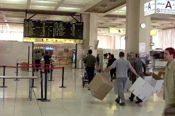 Στους χώρους του ανατολικού αεροδρομίου μεταφέρεται το Θεατρικό Μουσείο έως το 2004