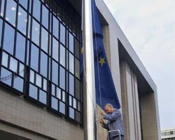 «Πάγωμα» των περιουσιακών στοιχείων 27 «ύποπτων» οργανώσεων ζήτησε η Κομισιόν