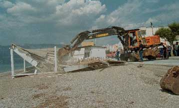 Εντός 30 ημερών θα γκρεμίζονται τα κτίσματα στον αιγιαλό