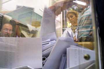 Υψηλή η συσπείρωση της ΝΔ, «διαρροές» από το ΠΑΣΟΚ, κατά την έρευνα της V-PRC