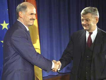 Τις εξελίξεις σε τρία κρίσιμα μέτωπα συζήτησαν Φίσερ και Παπανδρέου