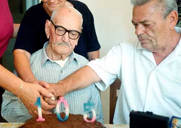 Αυξάνεται το ποσοστό των ηλικιωμένων στη χώρα μας, σύμφωνα με την Παγκόσμια Οργάνωση Υγείας