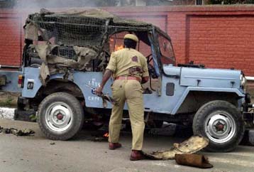 Τουλάχιστον 34 νεκροί από έκρηξη βόμβας στο Κασμίρ